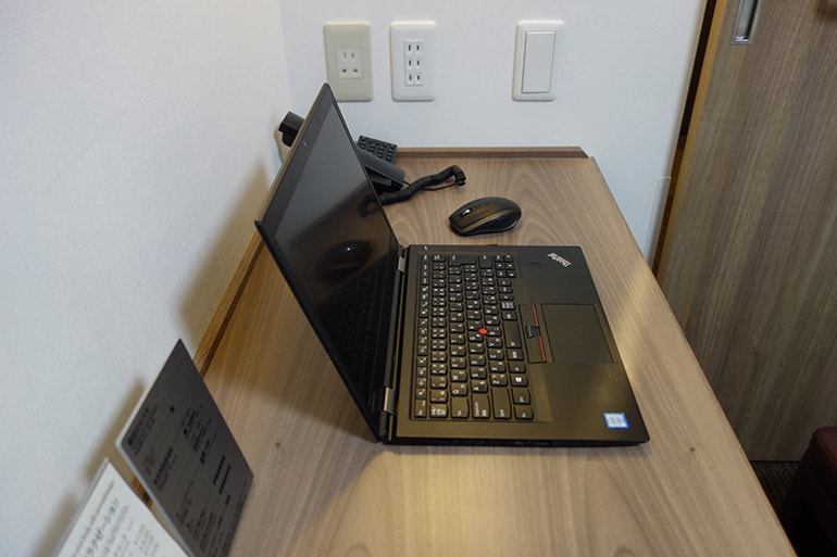 ドーミーインPREMIUM名古屋栄の客室のデスクにパソコンを置いた所
