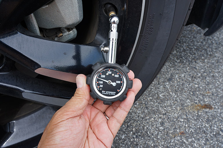 自動車のタイヤの空気圧を測る