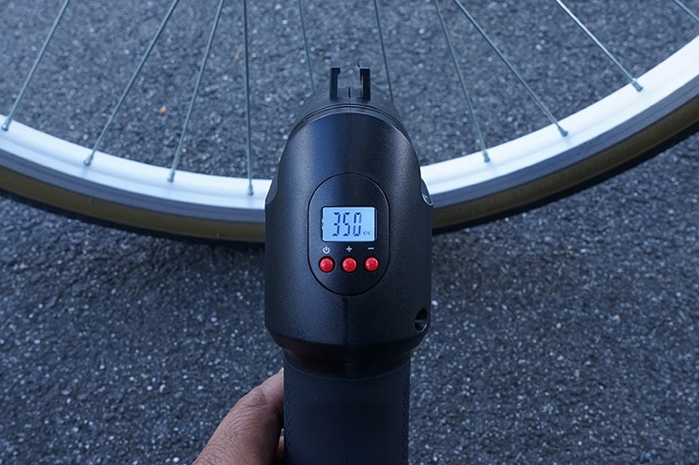 エアホークプロで自転車のタイヤに空気を入れる