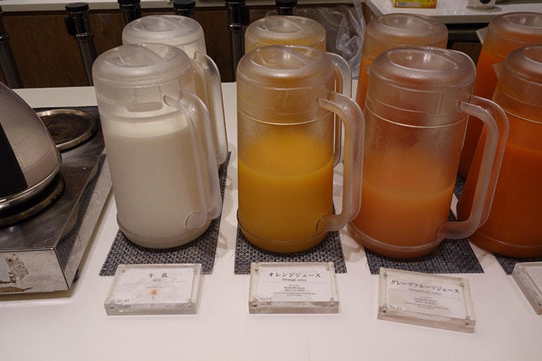 オリンピアの朝食バイキング「ミルク」「オレンジジュース」「グレープフルーツジュース」