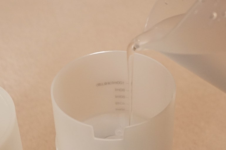 無印良品のアロマディフューザーの計量カップに水を入れる