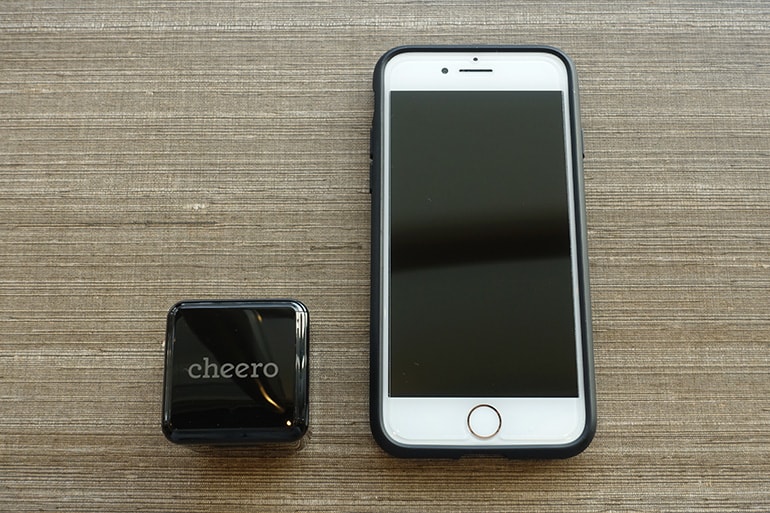 cheeroのUSB PD充電器「CHE-324」のサイズをiPhone8と比較