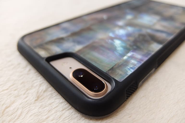 WOODWEのiPhoneケース「SEA SHELL」にiPhone8Plusを装着（レンズ部分）